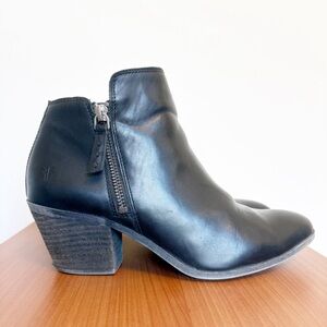 Frye Judith Double Zip Ankle Booties with Stacked Heel in Black Leather size 7.5